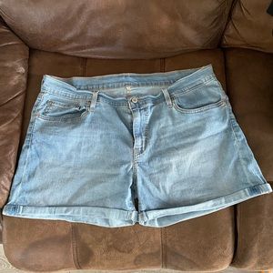 ❗️SOLD❗️Levi’s Jean Shorts